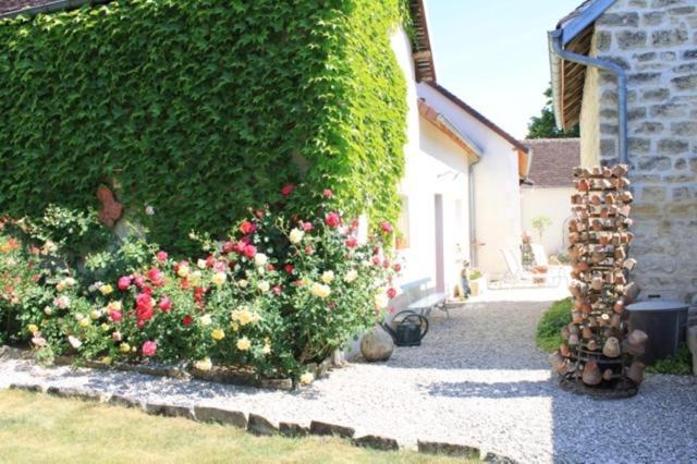 Chambres Et Table D'Hotes, Maisonnettes Individuelles Dans Propriete Privee Vézinnes Buitenkant foto